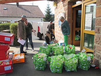 Zum Abtransport bereit. Stellvertretende Tafelvorsitzende Luise Smolik (r.) gibt den Fahrern Anweisungen zu den Adressen der Abgabestellen.Foto: Winfried Ehling