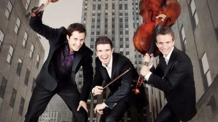 Das Aramis-Trio, die Gr&uuml;nder des Festivals, verbindet klassische Musik mit Streetart.  Foto: Martin Emmerich