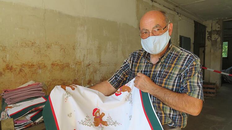 Erwin Räder (Itzgrund) sucht sich die schönsten Weihnachtsdeckchen aus Foto: Monika Schütz