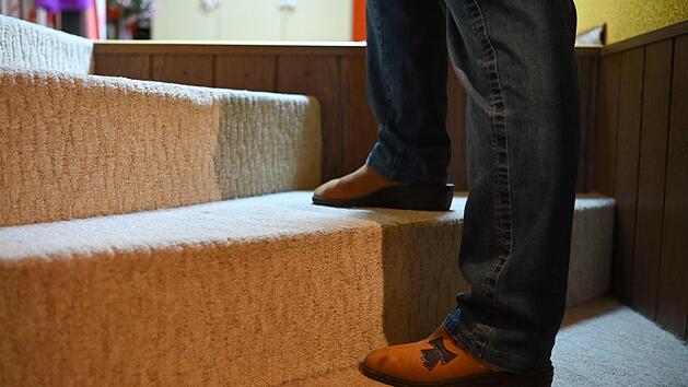 Treppen werden zum Beispiel im Alter schnell zu Hindernissen. Symbolbild: Nicolas Armer, dpa