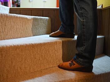 Treppen werden zum Beispiel im Alter schnell zu Hindernissen. Symbolbild: Nicolas Armer, dpa