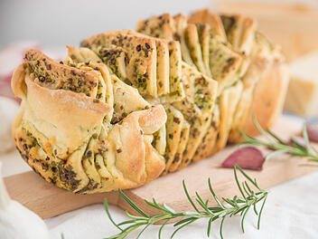 Besonders lecker, wenn es noch warm ist: Zupfbrot mit Kr&auml;utern frisch aus dem Ofen.