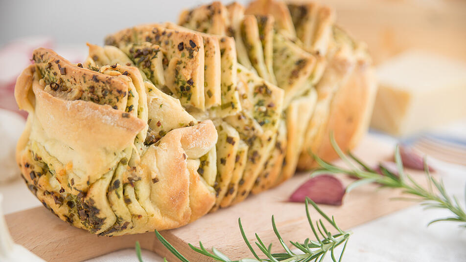 Besonders lecker, wenn es noch warm ist: Zupfbrot mit Kräutern frisch aus dem Ofen. Besonders lecker, wenn es noch warm ist: Zupfbrot mit Kräutern frisch aus dem Ofen.