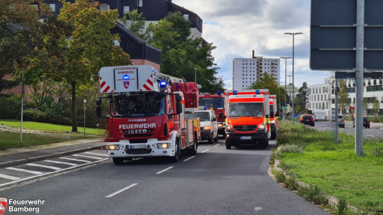 Bamberg: Rauchentwicklung in Geb&auml;ude - Feuerwehr muss T&uuml;r auffr&auml;sen