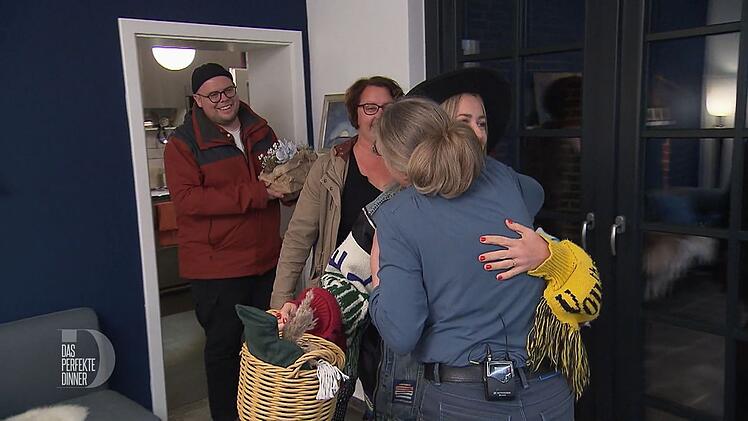 Wie in Ostfriesland üblich, kommen Philipp, Andrea und Marta (von links) durch die Hintertür.