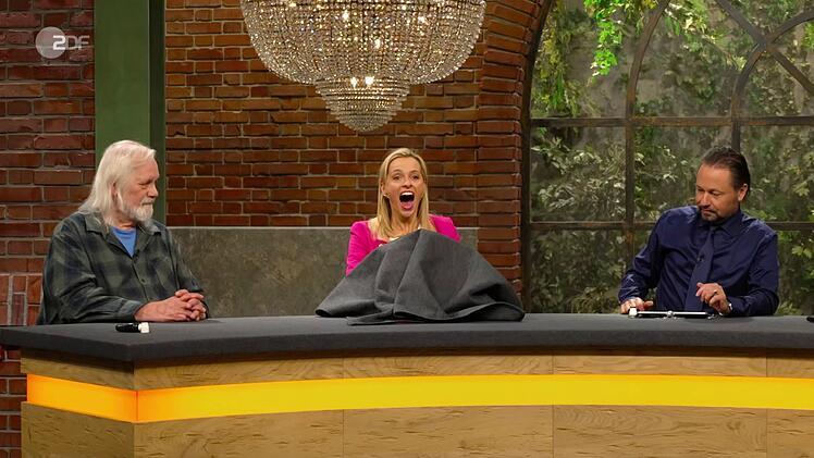 30 Jahre lang hatte die Tasche im Schrank der Verkäuferin gelegen, bis sie nun in der Montagsausgabe der ZDF-Trödelshow "Bares für Rares" für allgemeine Begeisterung sorgte.