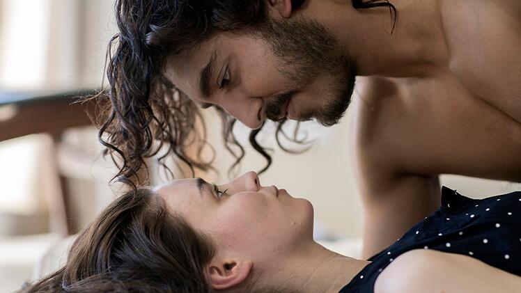 Saroo (Dev Patel) sucht nach 25 Jahren in Indien nach seiner wahren Familie. Das muss er seiner Freundin Lucy (Rooney Mara) erkl&auml;ren.