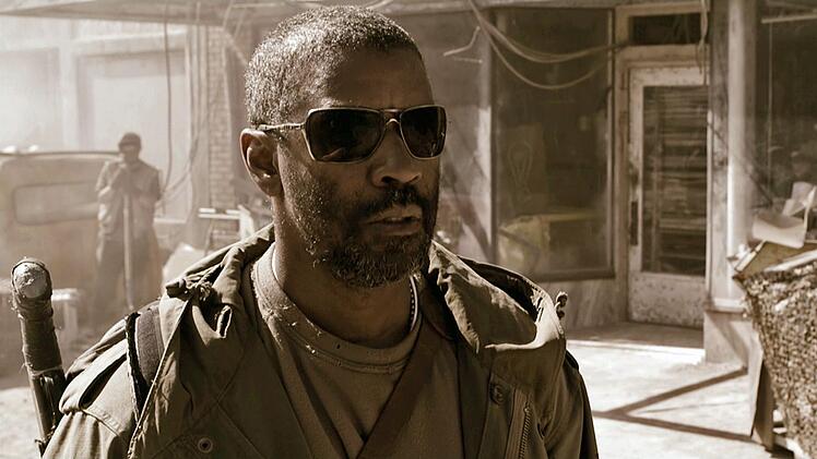 Eli (Denzel Washington) ist ein einsamer Wanderer nach der Apokalypse.