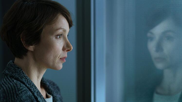 Karla Eckhardt (Julia Koschitz) beobachtet ihre ehemalige Patientin durch eine Spiegelscheibe. Will sie tats&auml;chlich noch einmal mit der schwierigen Anna Lobrecht arbeiten?