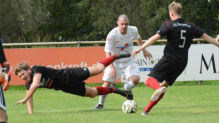 Szene aus dem Spiel des FC Bad Brückenau (weiße Trikots) gegen den FC Reichenbach. Foto: ssp