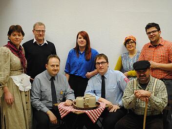 Bei "Liebe, Geld und Altpapier" in Oberbach wirken zahlreiche Schauspieler mit, alle unter den Fittichen von Regisseur Matthias Bachmann (stehend, 2. von links). Foto: Evelyn Schneider