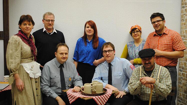Bei "Liebe, Geld und Altpapier" in Oberbach wirken zahlreiche Schauspieler mit, alle unter den Fittichen von Regisseur Matthias Bachmann (stehend, 2. von links). Foto: Evelyn Schneider