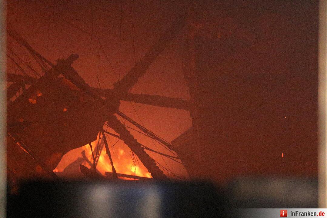 Grossbrand nach Explosion auf Indoor-Kartbahn Foto: News5/Herse