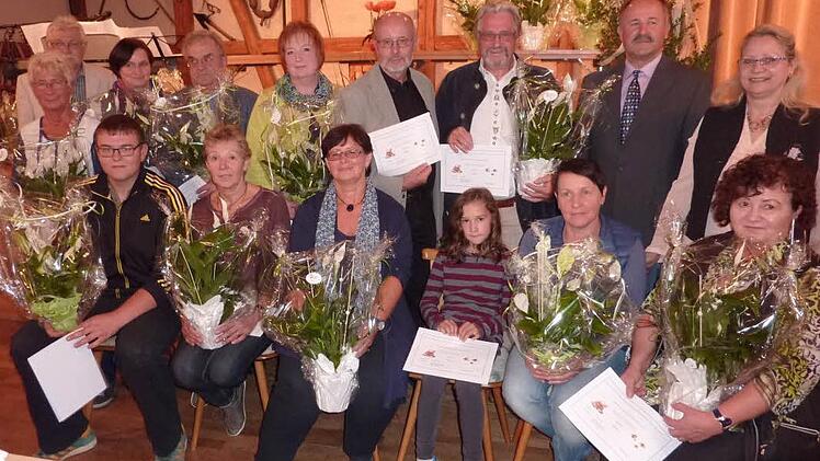 In Mitwitz wurden in der Gruppe II 13 Teilnehmer durch den Gartenbaukreisverband Kronach ausgezeichnet. Mit im Bild Kreisvorsitzender Fritz Pohl sowie die Vorstandsmitglieder Jutta Dietzel und Edgar Bärenz. Foto: Gerd Fleischmann