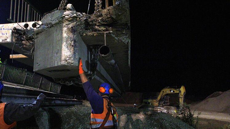 Die Brücke zwischen Kersbach und Baiersdorf wird demontiert. Foto: Josef Hofbauer