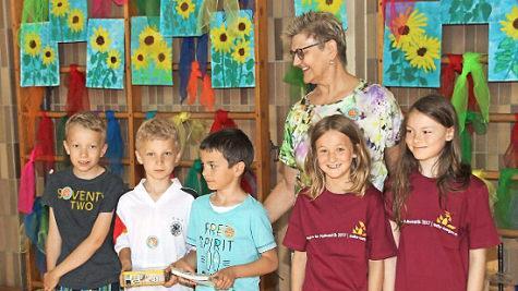 Junge Mathe-Genies sind Noah Liebald, Victor Tolici, Max Bretscher, Lisa Stürmer und Lisa Störlein. Sie hatten beim bundesweiten Mathematikwettbewerb "Känguru" Erfolg. Rektorin Angelika Kothmann-Loos (im Hintergrund) überreiche ihnen ihre Preise.  Foto: Dieter Britz