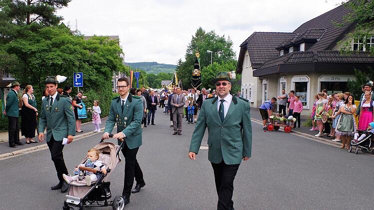 Vorsitzender Frank Oberkofler (rechts) sowie die Schützenmeister Michael Morand und Michel Dyckerhoff (links) führten den Festzug an. Dahinter Bürgermeister Rainer Detsch mit den Ratsmitgliedern. Foto: Gerd Fleischmann