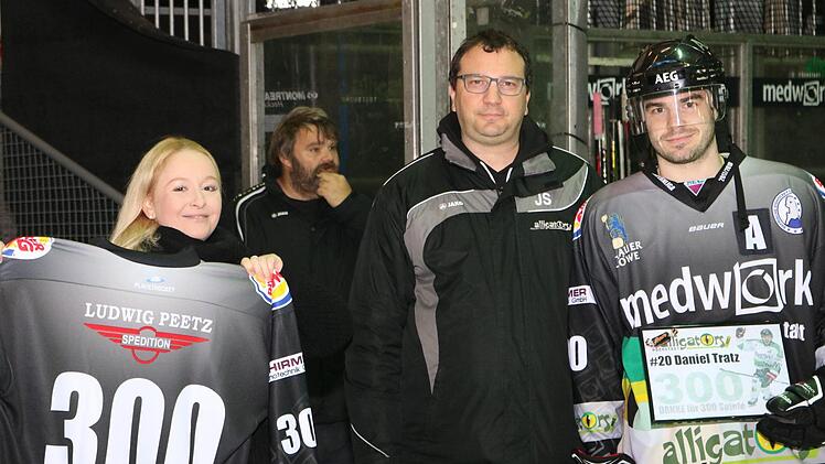 Pressesprecherin Caroline Hauke und Sportvorstand Jörg Schobert (Mitte) zeichneten Daniel Tratz für 300 Spiele im Trikot des HEC aus.