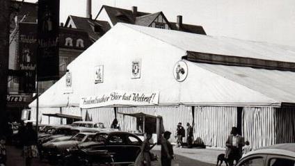 Bis 1973 wurde  das Kulmbacher Bierfest (Bild von 1961) auf dem Marktplatz gefeiert. Dann zog man auf den frei gewordenen Platz der alten EKU-Brauerei um. Foto: Archiv Stephan Tiroch