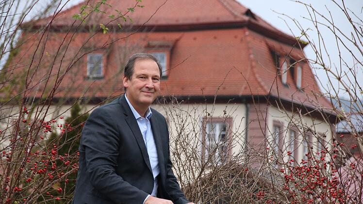 "Ich kann Bürgermeister": Volker Partsch (Neue Liste) vor dem Elfershäuser Rathaus. Foto: Hilmar Ruppert