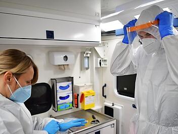 Schutzkleidung gehört in vielen Bereichen wie hier im Rettungsdienst zum Alltag der Johanniter-Mitarbeiter.