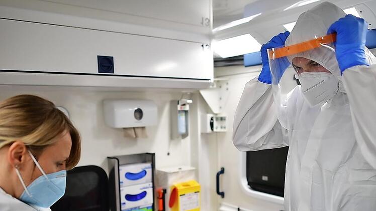 Schutzkleidung gehört in vielen Bereichen wie hier im Rettungsdienst zum Alltag der Johanniter-Mitarbeiter.