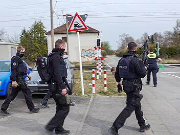 Polizei im Gro&szlig;einsatz: T&auml;ter nach &Uuml;berfall auf Tankstelle in Bamberg auf der Flucht