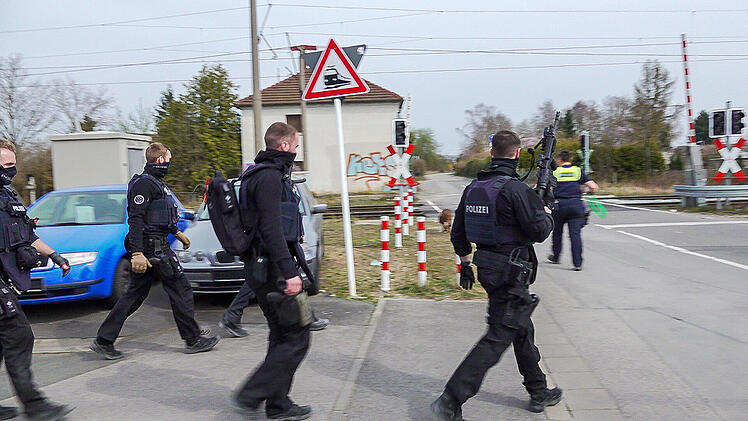 Polizei im Gro&szlig;einsatz: T&auml;ter nach &Uuml;berfall auf Tankstelle in Bamberg auf der Flucht