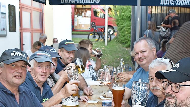 Mit ihrem Besuch drückte die Feuerwehr Schneckenlohe die Verbundenheit zur Mannsgereuther Wehr aus.