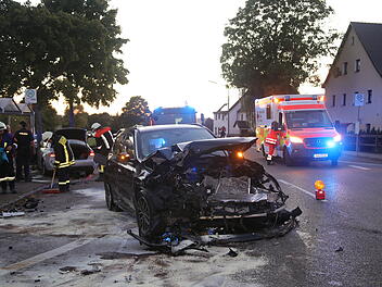 Kreuzungsunfall in Mittelfranken: Auto wird in Bushaltestelle geschleudert