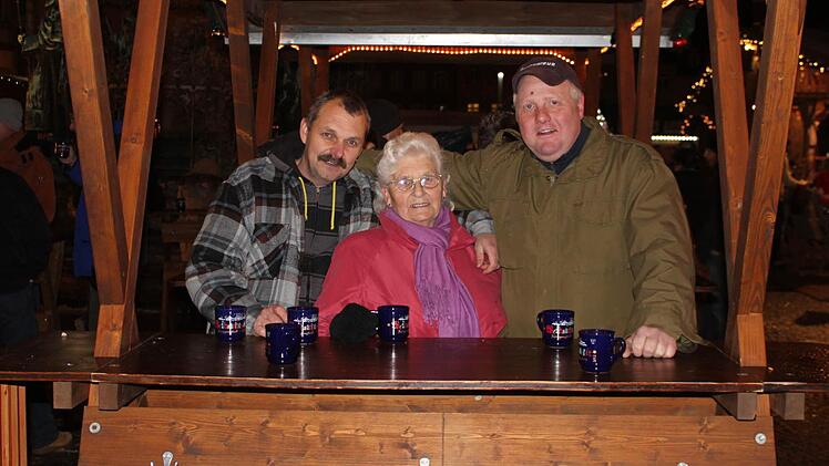 Klaus Ludwig, Margarete Dietrich und Alexander Klösges besuchen jährlich den Stand am Maxbrunnen.