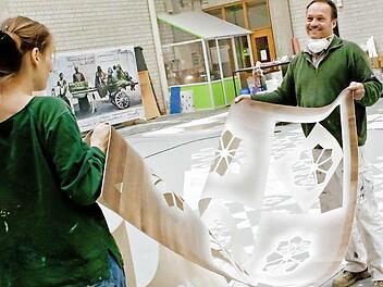 Eva Meininger und Malsaalvorstand Rainer Schirmer mit einer Matrize, mit der die Muster für das Bodentuch für den "Barbier von Bagdad" hergestellt werden. Die komische Oper von Peter Cornelius feiert am 27. April Premiere am Landestheater. Fotos: Jochen Berger