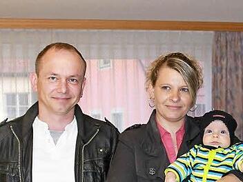 Unmittelbar vor der Sitzung des Gemeinderats konnte Bürgermeister Hermann Martin eine Urkunde über die Ehrenpatenschaft des Bundespräsidenten Joachim Gauck an Karin Palatini und Stephan Kees (im Bild) für ihren jüngsten Sohn Louis übergeben.  Foto: Katharina Becht