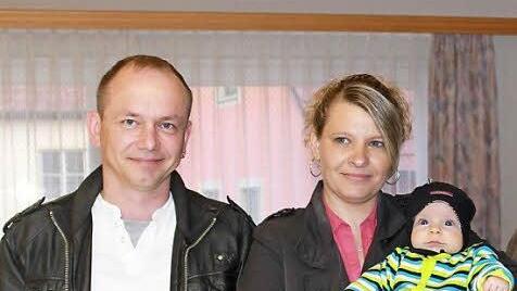 Unmittelbar vor der Sitzung des Gemeinderats konnte Bürgermeister Hermann Martin eine Urkunde über die Ehrenpatenschaft des Bundespräsidenten Joachim Gauck an Karin Palatini und Stephan Kees (im Bild) für ihren jüngsten Sohn Louis übergeben.  Foto: Katharina Becht