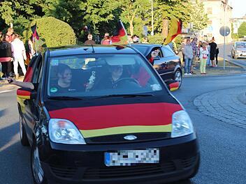 Zahlreiche Autos drehten ihre Runden um den Kreisel. Fotos: Michael Memmel