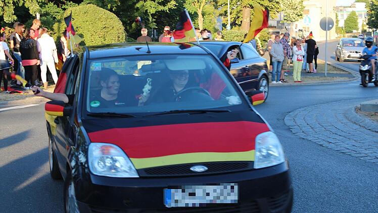Zahlreiche Autos drehten ihre Runden um den Kreisel. Fotos: Michael Memmel