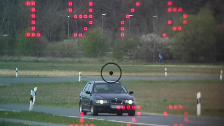 Die Entfernung zum gemessenen Fahrzeug und dessen Geschwindigkeit wird im Sucher einer Laserpistole angezeigt. Foto: Andreas Dorsch