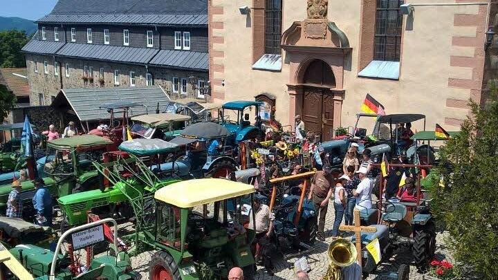 Traktoren-Wallfahrt auf den Kreuzberg. Foto: Annerose Hosenfeld