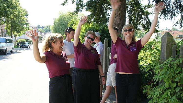 "Und weg sind sie", Claudia Neundörfer, Tanja Gräf und Sabine Schäftlein winken der Kommission hinterher - und fiebern jetzt dem Montag entgegen. Foto: Sabine Weinbeer