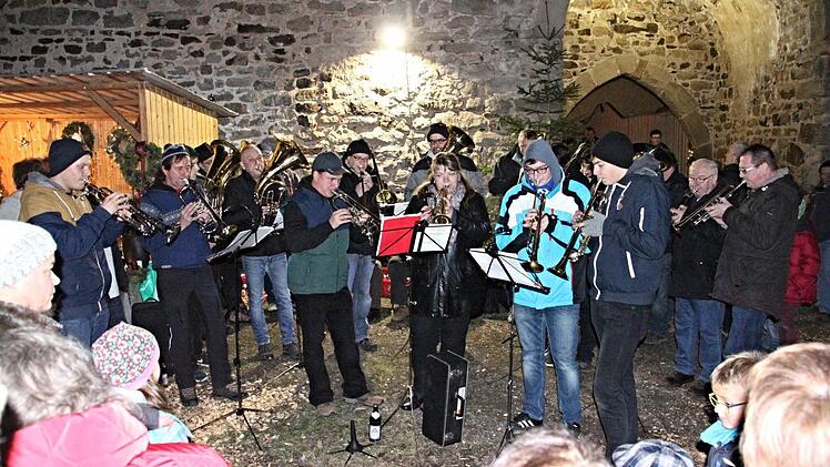 Der Posaunenchor Ermershausen unter Leitung von Alexandera Eiring erfreute die Besucher des Weihnachtsmarktes Dippach mit weihnachtlichen Klängen. Foto: Helmut Will
