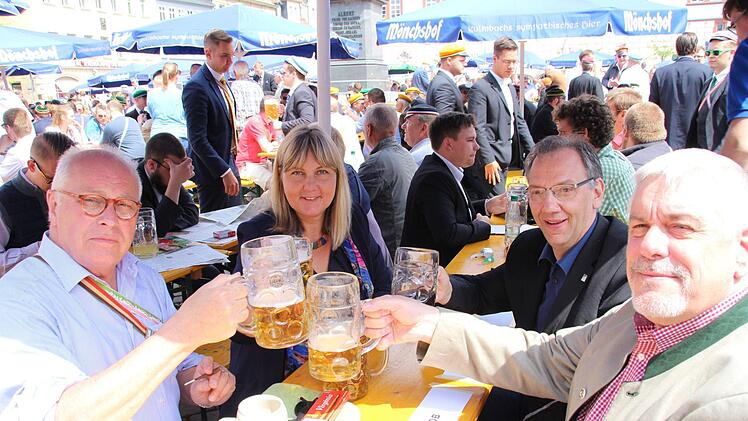 Eine Maß im Sonnenschein (von links): CC-Kongressbeauftragter Hans Georg Schollmeyer, die Bürgermeister Birgit Weber und Thomas Nowak mit OB Norbert Tessmer. Foto: Oliver Schmidt