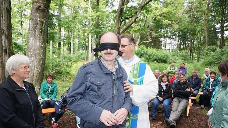 Jede Person ist unverwechselbar und einmalig, das stellte Diakon Wolfgang Dömling bei einem Experiment in dem Wortgottesdienst anlässlich zehn Jahre Franziskusweg unter Beweis. Foto: Marion Eckert