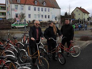 40 Jahre alt sind die Fahrräder der Jugendverkehrsschule in Lonnerstadt. Die Kosten für neue wollen die Bürgermeister des Schulverbands, Helmut Lottes aus Vestenbergsgreuth (CSU/UB, links) und Stefan Himpel aus Lonnerstadt (FW, rechts), nicht alleine tragen. Mit auf dem Foto ist die Leiterin der Polizeiinspektion Höchstadt, Christiane Lederer.  Foto: Evi Seeger/Archiv