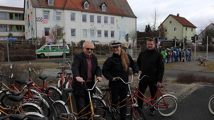 40 Jahre alt sind die Fahrräder der Jugendverkehrsschule in Lonnerstadt. Die Kosten für neue wollen die Bürgermeister des Schulverbands, Helmut Lottes aus Vestenbergsgreuth (CSU/UB, links) und Stefan Himpel aus Lonnerstadt (FW, rechts), nicht alleine tragen. Mit auf dem Foto ist die Leiterin der Polizeiinspektion Höchstadt, Christiane Lederer.  Foto: Evi Seeger/Archiv