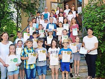Die erfolgreichen Instrumentalschüler der Sing- und Musikschule im Landkreis Kronach. Mit im Bild Zweite Bürgermeisterin Angela Hofmann (rechts) und Musiklehrerin Birgit Eichstätter (links)  Foto: K.- H. Hofmann