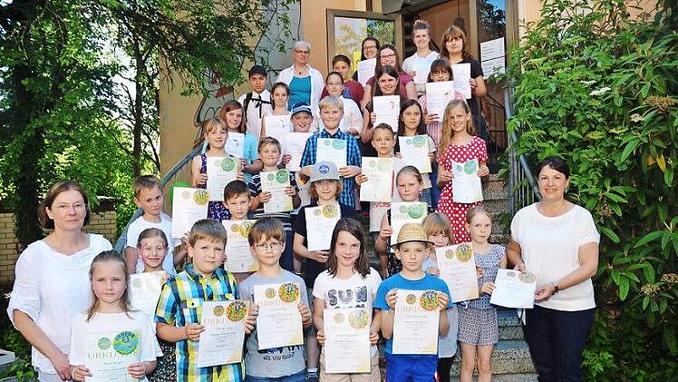 Die erfolgreichen Instrumentalschüler der Sing- und Musikschule im Landkreis Kronach. Mit im Bild Zweite Bürgermeisterin Angela Hofmann (rechts) und Musiklehrerin Birgit Eichstätter (links)  Foto: K.- H. Hofmann