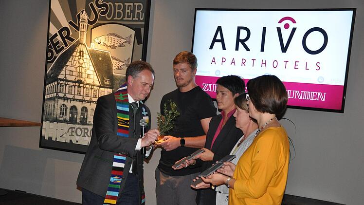 Pater Stefan St&ouml;hr segnete die Weihtafeln, die G&auml;ste, Angestellte und Bewohner stellvertretend hielten. Foto: Leo H&uuml;hnlein