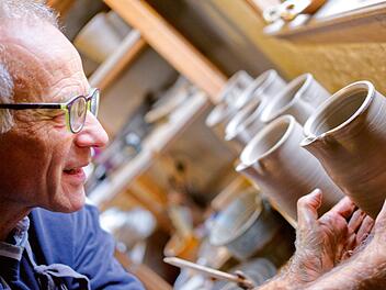 Der Burgkunstadter Georg Krosch töpfert stets Kleinserien. Jeder Krug ist Handarbeit und unterscheidet sich ein klein wenig von den anderen.Tim Birkner