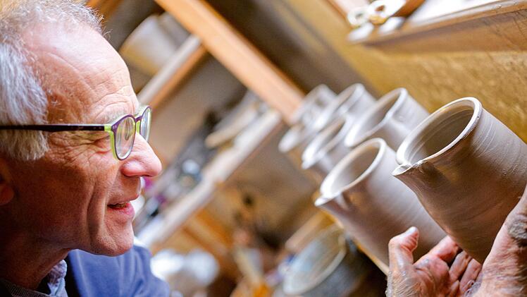 Der Burgkunstadter Georg Krosch töpfert stets Kleinserien. Jeder Krug ist Handarbeit und unterscheidet sich ein klein wenig von den anderen.Tim Birkner
