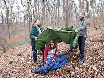 Felix Papsch (von links), Lisa Graskamp und Leiter Dr. Joachim Schneider machen einen Probelauf für die geplanten Waldübernachtungen im Klaushof.